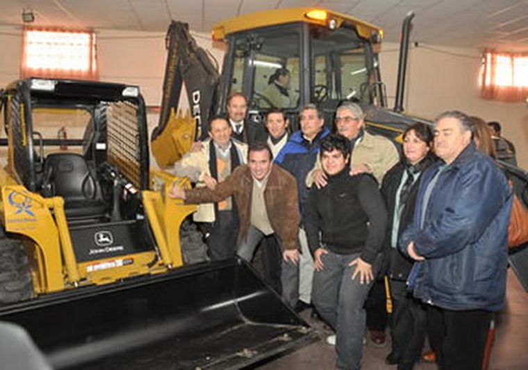 Jaque posa entre las máquinas que entregó en Santa Rosa. Foto: Gentileza