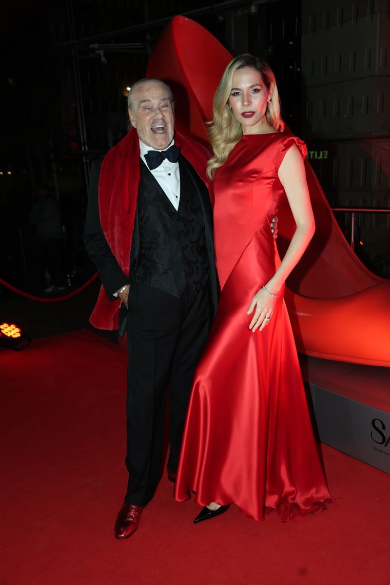 Elina Costantini y su vestido rojo de satén. Elina Costantini y su vestido rojo de satén.