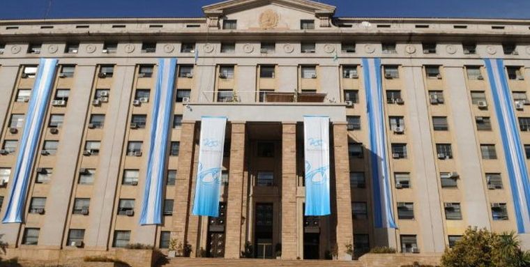 Casa de Gobierno de Mendoza, el escenario del debate de sueldos