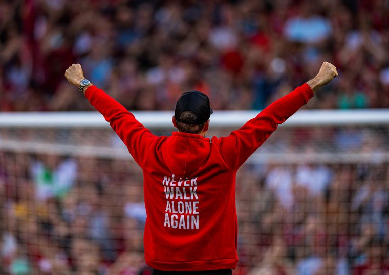 Jürgen Klopp y el lema de los Reds plasmado en su buzo. Foto: @LFC