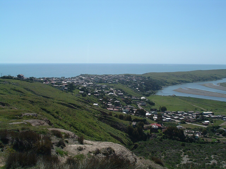 En La Boca, la playa y la ribera conviven con embarcaciones, aves y una vida costera de escala pequeña. En La Boca, la playa y la ribera conviven con embarcaciones, aves y una vida costera de escala pequeña.