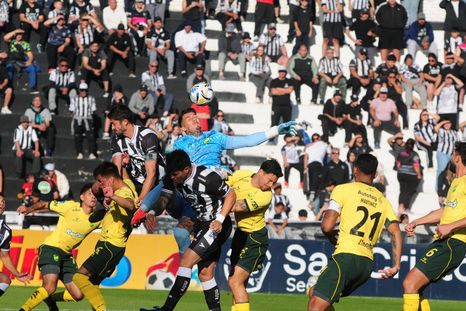 Gimnasia cae ante Defensa y Justicia en el Legrotaglie con un tempranero tanto de Portillo. Gimnasia cae ante Defensa y Justicia en el Legrotaglie con un tempranero tanto de Portillo.
