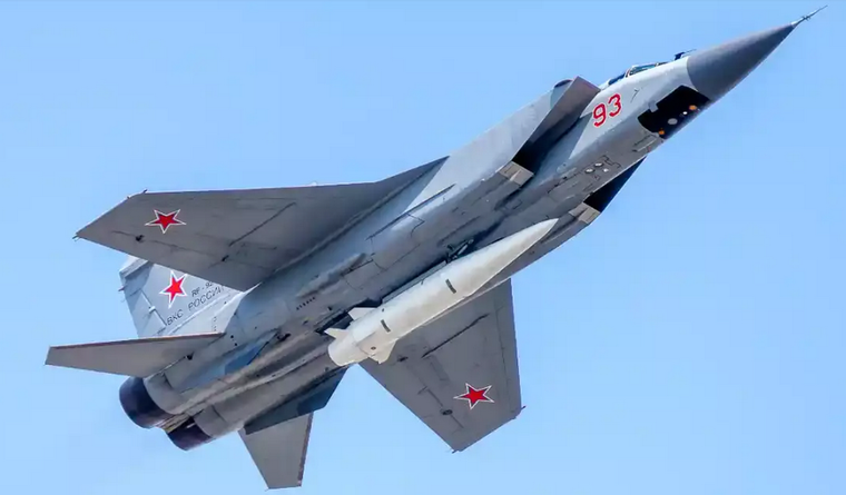 Avión de guerra transportando un misil hipersónico Kinzhal. Foto: FactChecker.