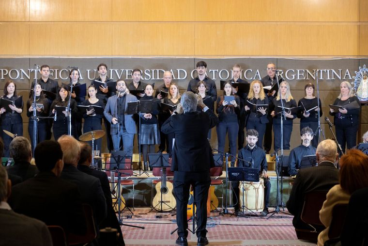 Eduardo Pugliese dirigió al coro y el conjunto instrumental de la Universidad. Eduardo Pugliese dirigió al coro y el conjunto instrumental de la Universidad.