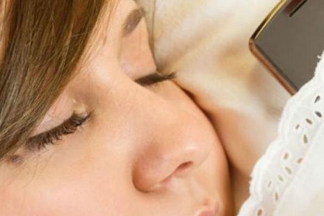 ¿Es sano dormir con un smartphone al lado?