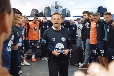 El técnico se puso la camiseta y le habló a sus futbolistas. Foto: Captura