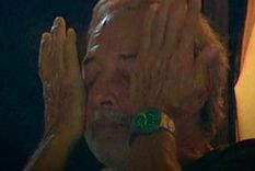 Guillermo Francella, con el rostro cubierto, llorando de emoción por Racing. / Captura X