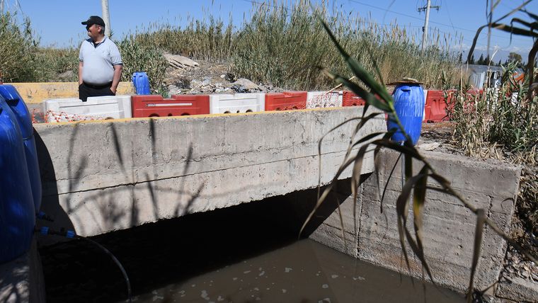 Para amenguar el impacto del vuelvo de cloacas, agregan cloro al agua. Para amenguar el impacto del vuelvo de cloacas, agregan cloro al agua.