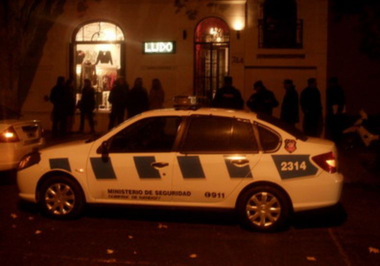 El lugar se llenó de policías. Foto: Leonardo Otamendi/MDZ