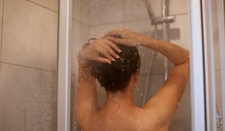 Orinar en la ducha contribuye con el cuidado del medioambiente Foto: Freepik