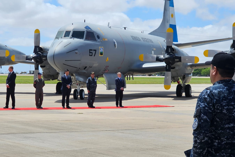 Junto a los embajadores de Estados Unidos y Noruega, Petri oficializó la incorporación de una nueva aeronave.