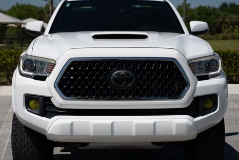 Esta Toyota Tacoma de 2018 está equipada con un motor V6 de 3.5 litros, caja manual de seis velocidades y varios accesorios.