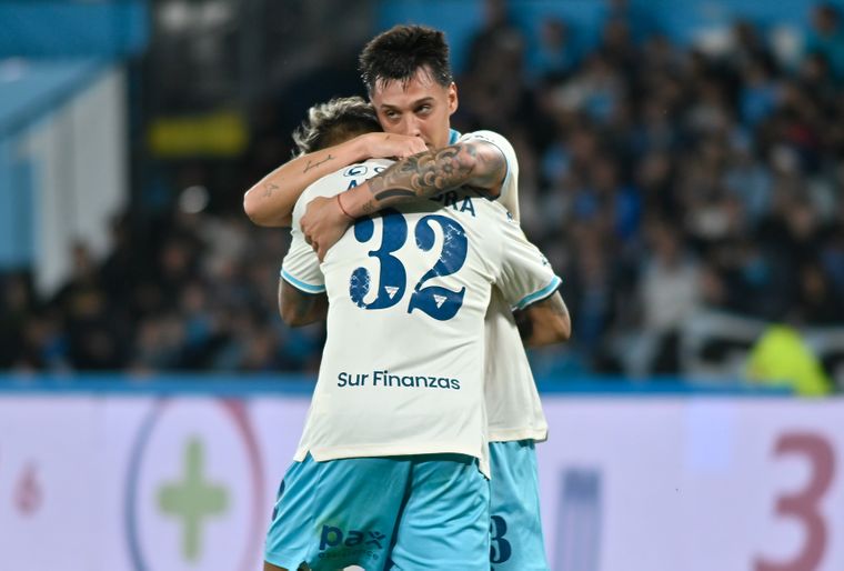 El abrazo de Nazareno Colombo, autor del 1-0 de Racing, con Agustín Almendra.&nbsp;