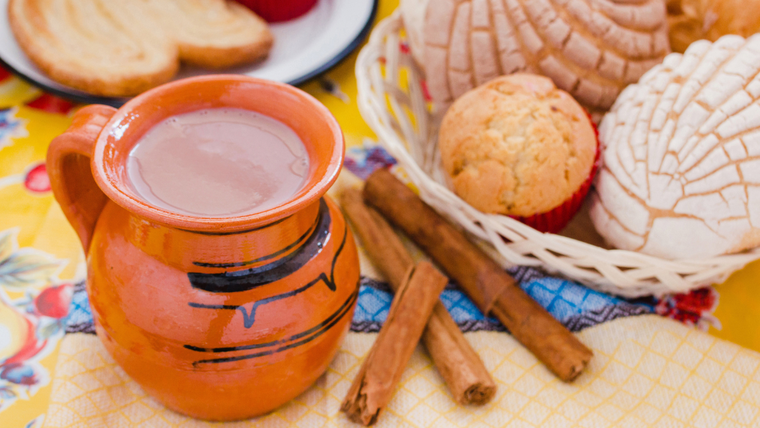 La receta de atole de chocolate tiene raíces prehispánicas, cuando los pueblos originarios mezclaban cacao con maíz y agua para crear una bebida sagrada ofrecida a los dioses.