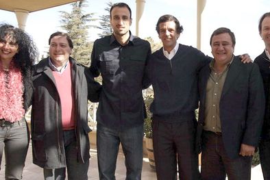 MDZol | Marisa Garnica, Omar Parisi, Manu Ginobili, Luis Steindl, Rubén Miranda y Michael Halstrick. Los intendentes de Luján y Las Heras se declararon fans de Manu. Foto: Gentileza