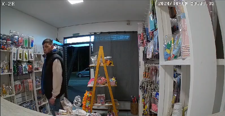 El sospechoso antes de atacar a la comerciante. Foto: captura de video