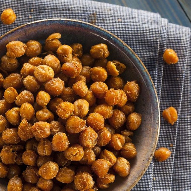 Estos garbanzos crujientes son una opción saludable para tus reuniones de amigo. Foto: Shutterstock
