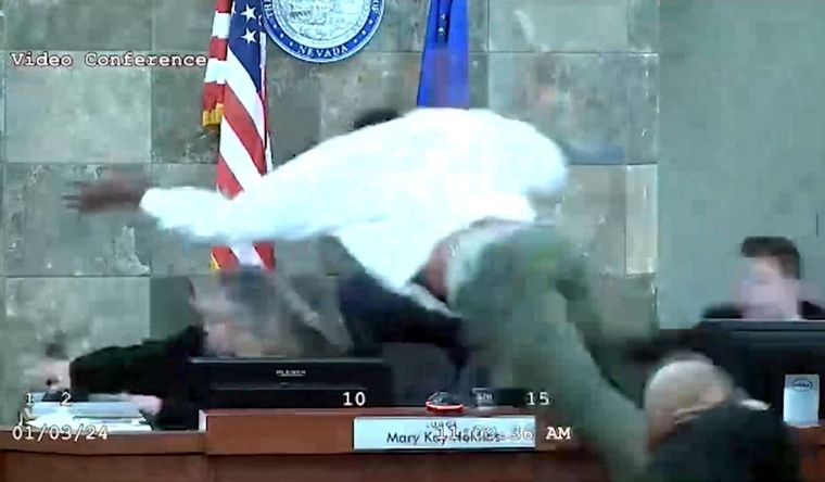 Momento del feroz ataque a la jueza en Estados Unidos. Foto: Captura de pantalla.