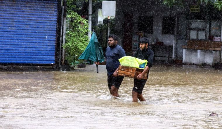 Los equipos de rescate trabajan en medio de las inundaciones y se buscan desaparecidos en Tailandia y Sri Lanka. Foto Efe Los equipos de rescate trabajan en medio de las inundaciones y se buscan desaparecidos en Tailandia y Sri Lanka. Foto Efe
