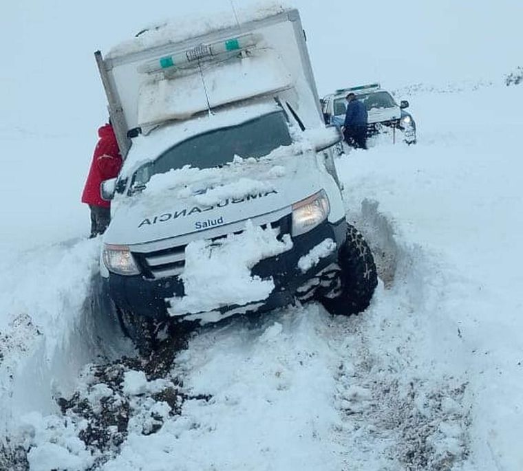 El equipo de salud del hospital de Tricao Malal logró en medio de una intensa nevada trasladar con éxito de la embarazada Foto: Facebook TricaoMalal Noticias