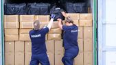 Agentes de aduanas buscan drogas en un contenedor el 11 de julio de 2023 en el puerto de Amberes, Bélgica. Cada vez más cocaína procedente de Sudamérica llega a este puerto belga. Agentes de aduanas buscan drogas en un contenedor el 11 de julio de 2023 en el puerto de Amberes, Bélgica. Cada vez más cocaína procedente de Sudamérica llega a este puerto belga.