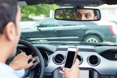 El uso del celular es el principal motivo de las multas de oficio.