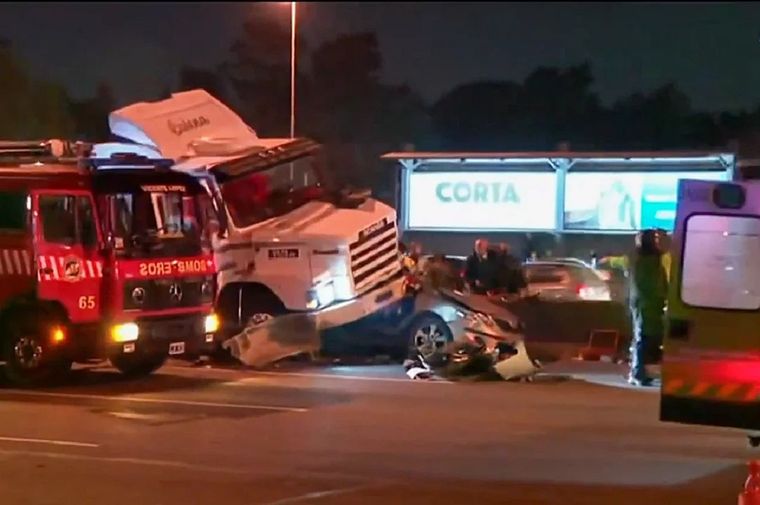 Al menos dos personas murieron cuando el acoplado de un camión que transitaba por la Panamericana se desprendió y desencadenó un choque múltiple Foto: captura de video