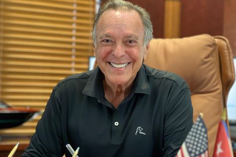 el magnate cubano que desafia a trump con incendiarios mensajes en vallas publicitarias en miami