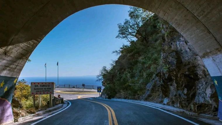 &nbsp;En la&nbsp;ruta&nbsp;Provincial 28, los volcanes antiguos se mezclan con espinillos y palmas caranday, marca registrada del territorio.