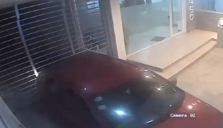 Delincuentes rompieron el portón de una cochera para entrar en un edificio de Punta Mogotes Foto: Captura de video