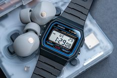El Casio F-91W mantiene su estética retro, pero ahora suma Bluetooth, podómetro y hasta pequeños juegos gracias a un kit de actualización. El Casio F-91W mantiene su estética retro, pero ahora suma Bluetooth, podómetro y hasta pequeños juegos gracias a un kit de actualización.