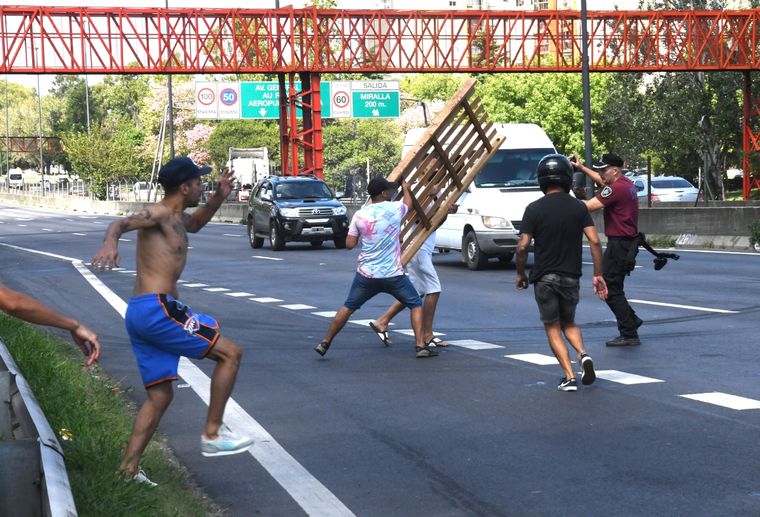 Vecinos de Villa Lugano enfrentando a la Policía de la Ciudad, que buscaba liberar la Autopista Dellepiane Foto: Télam