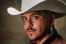 Christian Nodal sorprendió con su nuevo look.