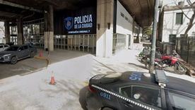 El cartel cayó desde aproxidamente ocho metros y cayó sobre el policía, que murió en el lugar.
