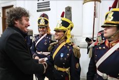 Milei saludó a los granaderos al participar de la celebración Foto: NA