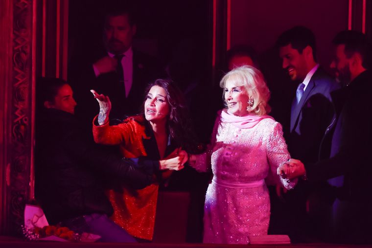 La diva de El Trece no dudó en presenciar el espectáculo pese al frío y la alta hora de la noche.