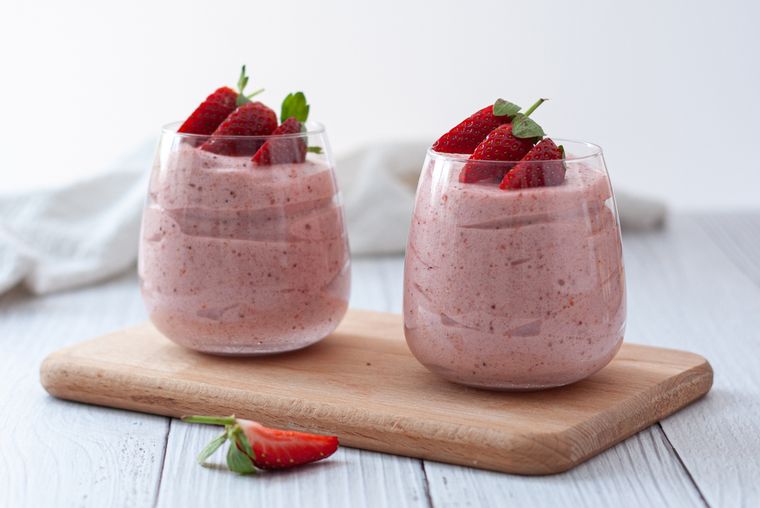 Aunque la mousse de frutilla es muy popular, se puede preparar con casi cualquier fruta, chocolate o incluso ingredientes salados como salmón o aguacate. Es una receta versátil. Aunque la mousse de frutilla es muy popular, se puede preparar con casi cualquier fruta, chocolate o incluso ingredientes salados como salmón o aguacate. Es una receta versátil.
