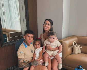 La pareja juntos a sus hijos.