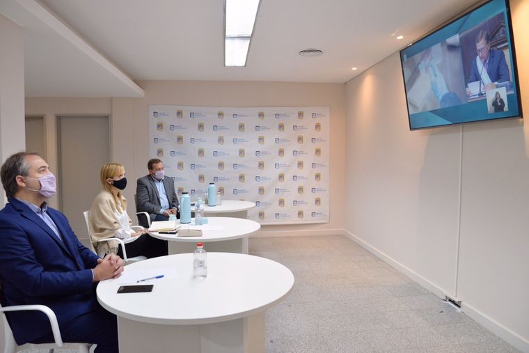 Stevanato, Anabel y Aveiro siguieron el mensaje de Suarez desde la sede del PJ Foto: Twitter Anabel Fernández Sagasti