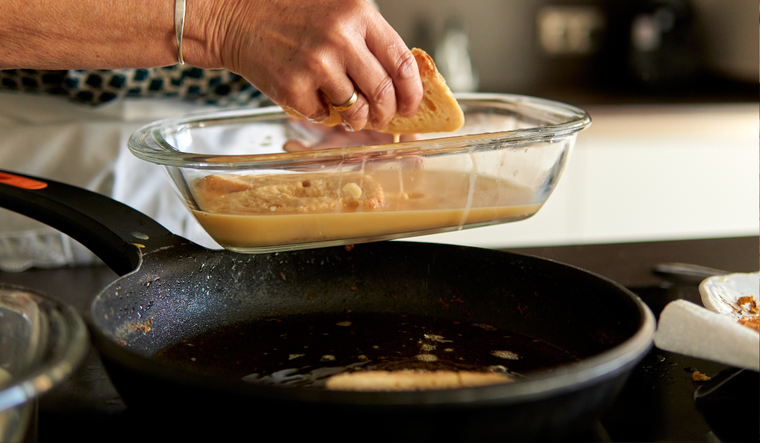 La palabra estrella de esta receta, “torrija”, proviene del latín torrere, que significa tostar o freír. La palabra estrella de esta receta, “torrija”, proviene del latín torrere, que significa tostar o freír.