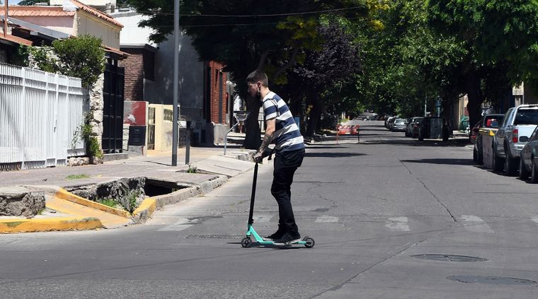 El hombre se dirigía en su monopatín eléctrico cuando fue abordado por delincuentes Foto: ALF PONCE MERCADO / MDZ
