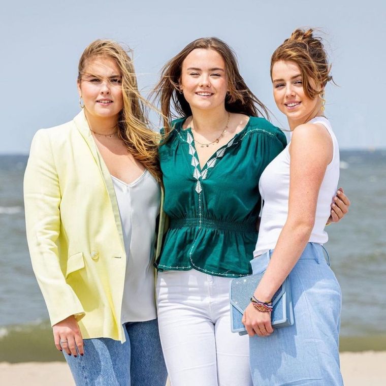 Las tres monarcas confirman que las zapatillas son sus mejores aliadas durante el verano Foto: Instagram