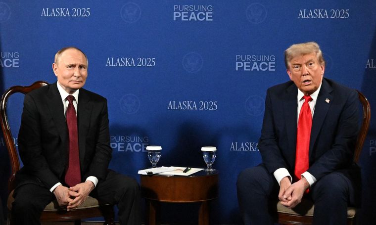 El presidente de Estados Unidos, Donald Trump, dio marcha atrás este sábado a su exigencia de un alto el fuego como condición inicial para abrir el camino a un proceso de diálogo en Ucrania. En lugar de ello, sostuvo que la vía más efectiva para detener la guerra entre Moscú y Kiev es “avanzar directamente” hacia un acuerdo de paz definitivo.El cambio de postura llegó tras la extensa reunión que mantuvo el viernes con el mandatario ruso, Vladímir Putin, en Anchorage, Alaska, y después de mantener una llamada con el presidente ucraniano, Volodímir Zelenski, junto a líderes europeos y el secretario general de la OTAN, Mark Rutte.“Todos coincidieron en que la mejor manera de poner fin a la horrenda guerra entre Rusia y Ucrania es llegar a un Acuerdo de Paz, que termine el conflicto, y no a un simple cese el fuego, que muchas veces se rompe”, expresó Trump a través de su red Truth Social tras regresar a la Casa Blanca.El republicano celebró lo que calificó como “un gran y muy exitoso día en Alaska” y adelantó que se reunirá con Zelenski en Washington el próximo lunes. Además, deslizó que, si las conversaciones avanzan favorablemente, convocará una cumbre trilateral con la participación de Putin.“Potencialmente, se salvarán millones de vidas”, afirmó.La cita entre Trump y Putin concluyó sin un acuerdo concreto para el alto el fuego en Ucrania, aunque ambos dirigentes se mostraron conformes con el tono del encuentro, al que el estadounidense definió como “extremadamente productivo”.En paralelo, Zelenski respaldó este sábado la propuesta de su homólogo estadounidense de avanzar hacia una reunión tripartita y confirmó su inminente viaje a Washington para discutir con Trump “todos los detalles” de un eventual proceso de paz.
