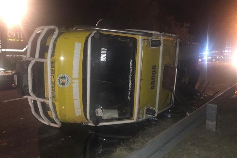 El camión de Incendios Forestales que terminó volcado tras la explosión de un neumático