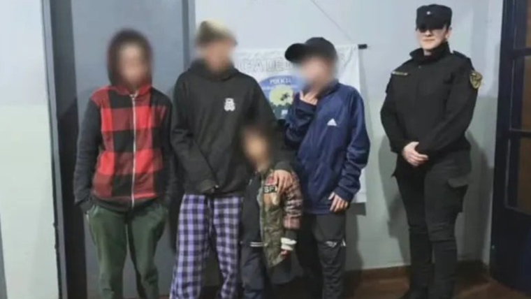 Los cinco hermanos fueron abandonados por su mamá hace varias semanas.