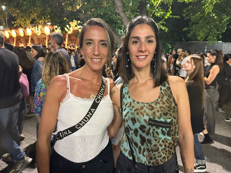 Josefina y Agustina, a minutos del comienzo del show de Miranda. Josefina y Agustina, a minutos del comienzo del show de Miranda.