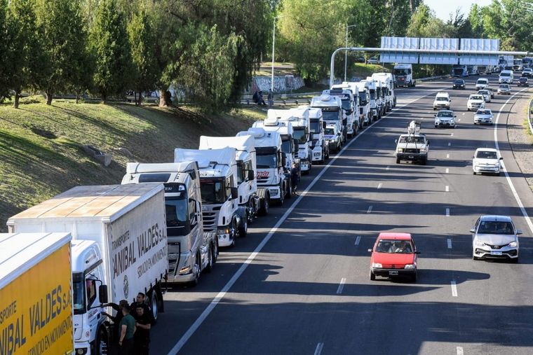 Fila de camiones en el Acceso Sur. Foto: ALF PONCE MERCADO / MDZ