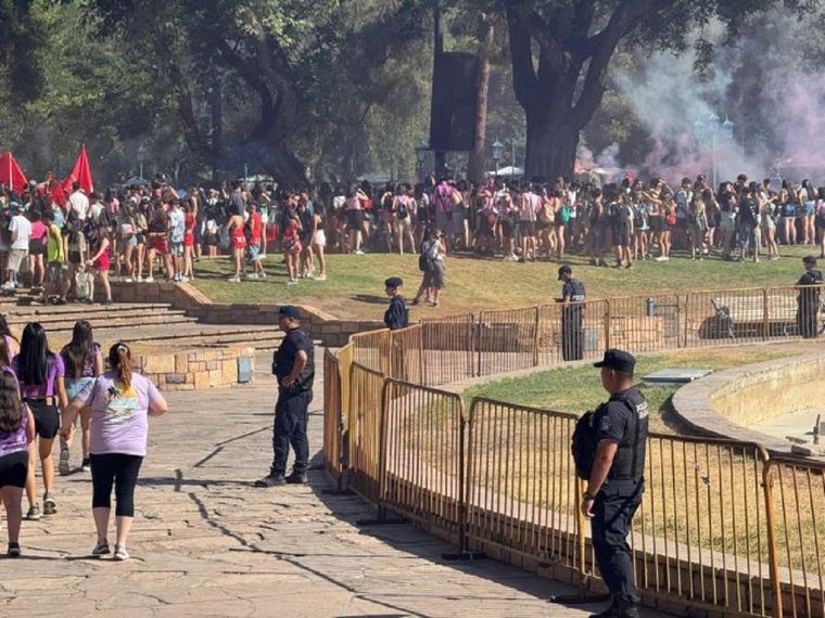 Clima tenso en la Plaza Independencia. Foto: Ministerio de Seguridad.