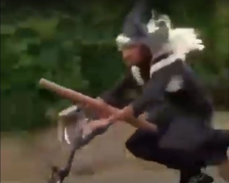 Voladora La bruja iba sin casco.