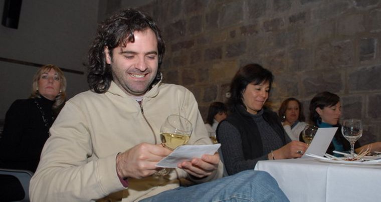 Pablo Pozo, sonriente para la foto pero sin desatender los consejos para la degustación. Foto: Nacho Gaffuri / MDZ